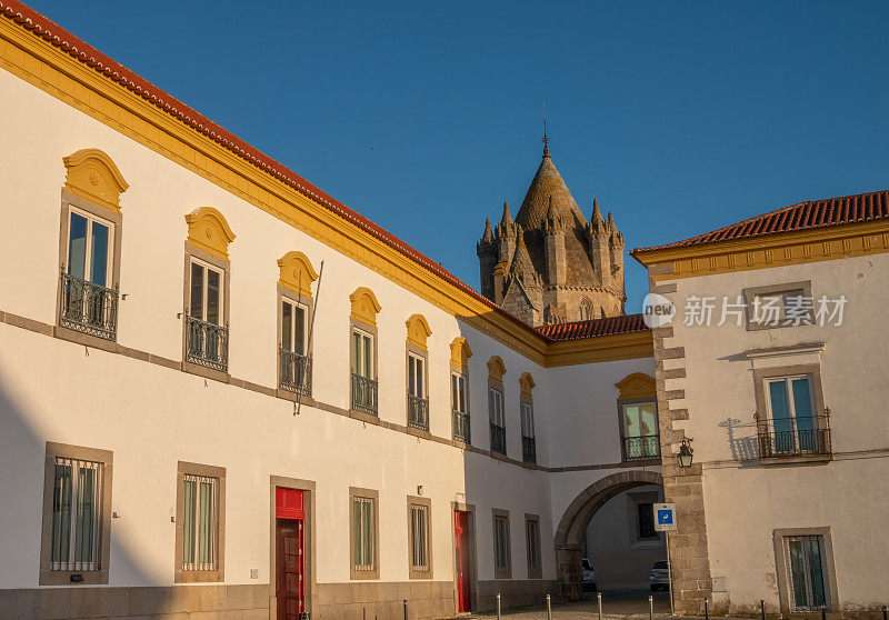 雄伟的埃武拉大教堂(SÃ©de Nossa Senhora da AssunÃ§Ã£o)，葡萄牙最大的中世纪大教堂，位于葡萄牙阿连特茹